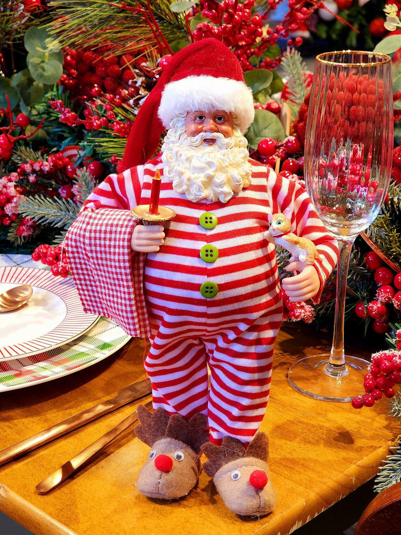 PAPAI NOEL COLECIONÁVEL DE PIJAMA COM CASTIÇAL E GATINHO 28CM - PRÉ VENDA 2025